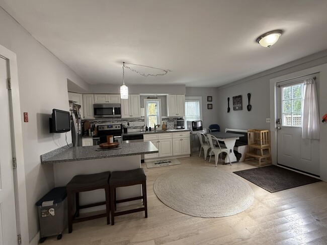 Building Photo - 72 Main St