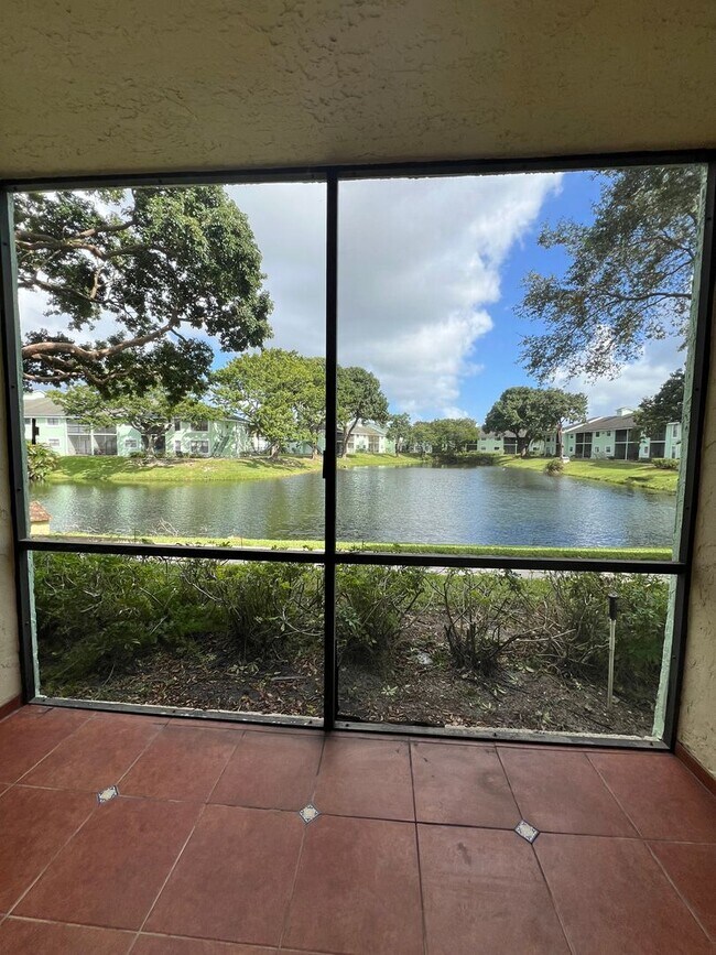 Building Photo - Updated 2 Bed/2 Bath Condo with Screened P...
