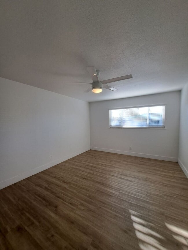 Building Photo - Beautiful 6-Bedroom Home with Pool & Outdo...