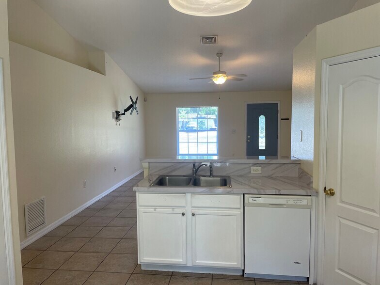 Building Photo - 2160 West Pky