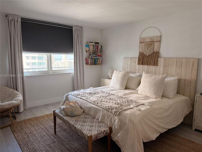 Building Photo - 1155 Brickell Bay Dr
