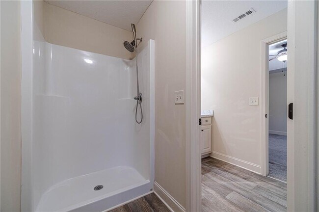 Building Photo - 583 Embassy Walk