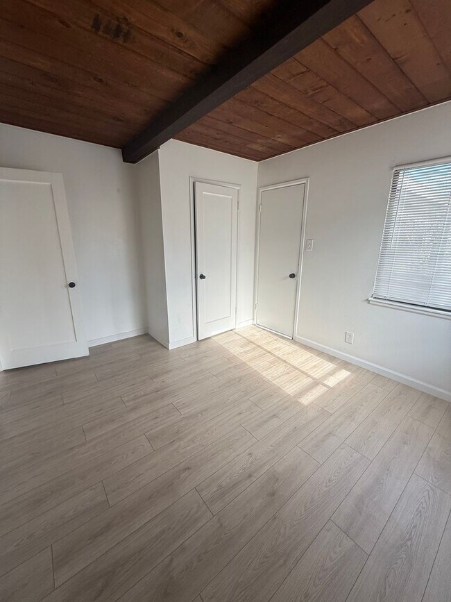 Building Photo - Easy Freeway access