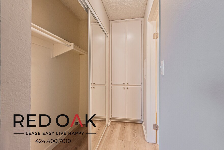 Building Photo - 8614 Woodley Ave