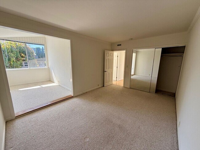 Building Photo - BEAUTIFUL, UPPER UNIT 3BD/2BA PLUS BONUS ROOM TIBURON CONDO. MOUNT TAM VIEWS!