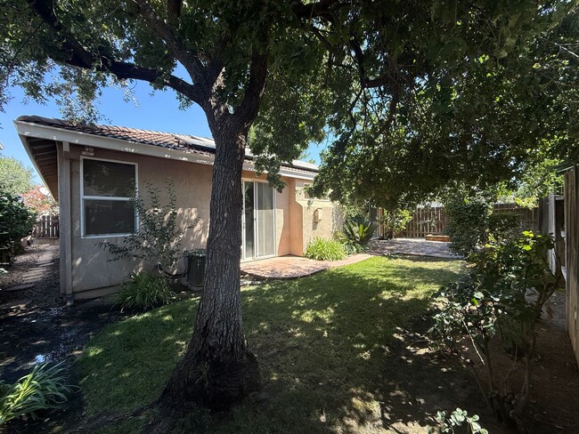 Building Photo - Single-story 3 bedroom, 2 bathroom, plus o...