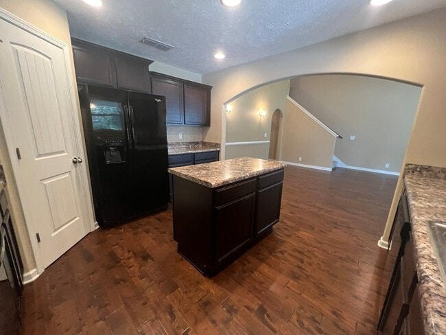 Building Photo - 904 Azeri Ave