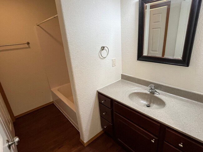 Building Photo - 2 Bed 1 Bath