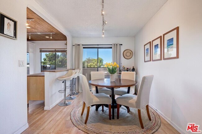 Building Photo - 5805 Whitsett Ave