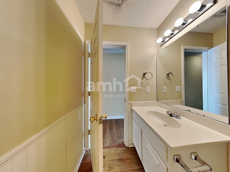 Building Photo - 919 Pebblestone Dr