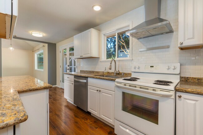 Building Photo - Light-Filled 3BR Home w/ Large Fenced in Yard