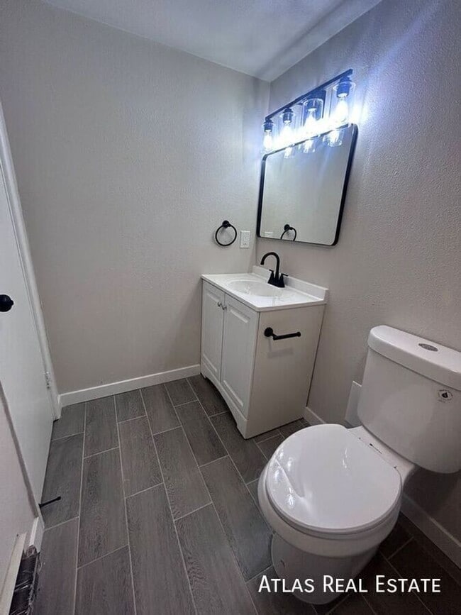 Building Photo - 551 S Fairfax St