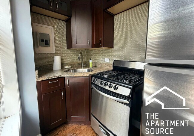 Building Photo - 533 W Wrightwood Ave