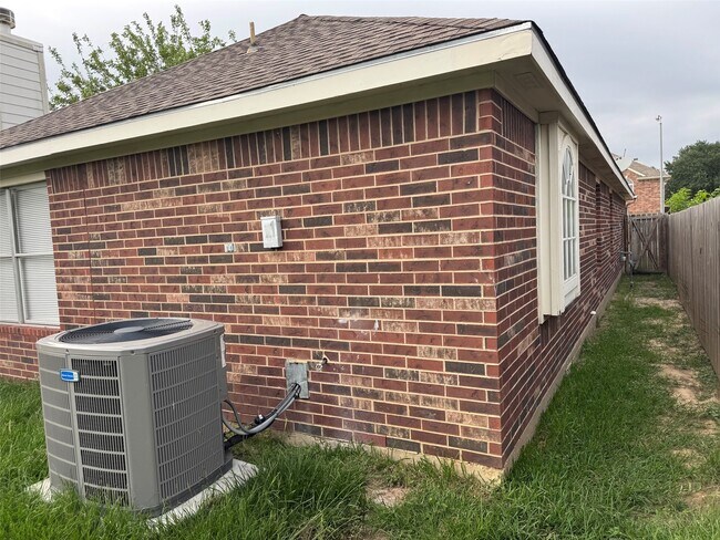 Building Photo - 21111 Woodland Green Dr
