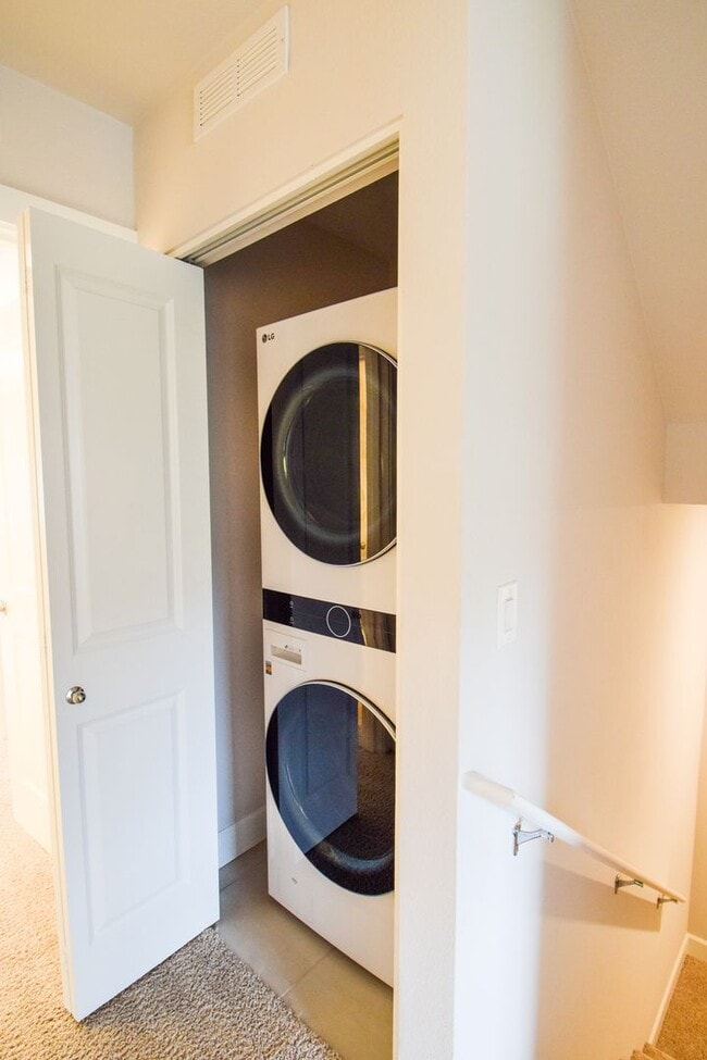 Building Photo - Beautiful 4 Bedroom 3.5 BA Home! Mother in Law Suite, Attached Garage & Top floor Bonus Room!