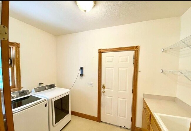 Building Photo - 1556 Shagbark St