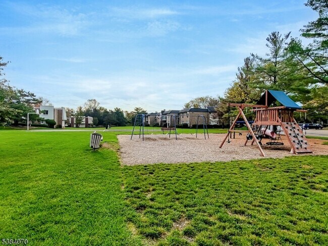 Building Photo - 807 Eves Dr