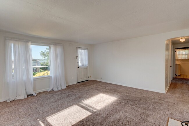 Building Photo - Three Bedroom One Bath House