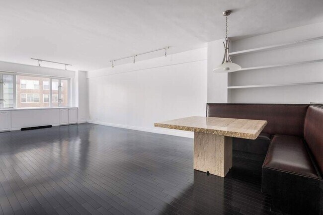 Building Photo - 166 E 63rd St