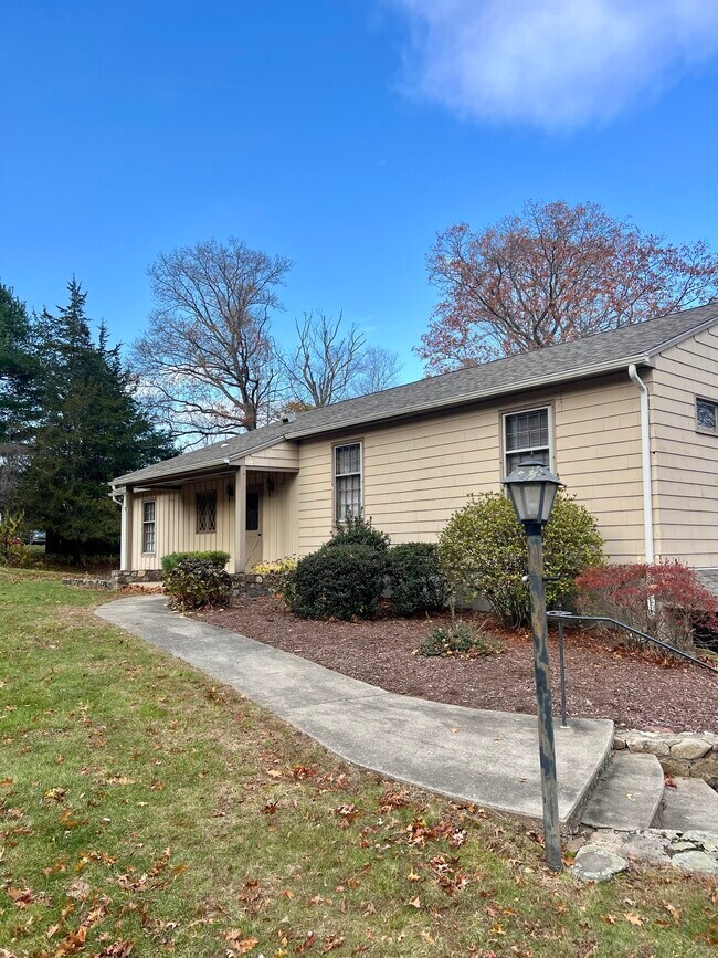 Building Photo - 524 Saybrook Rd