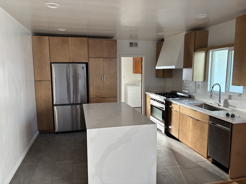 Chef's Kitchen - 366 1/2 E Hillsdale St