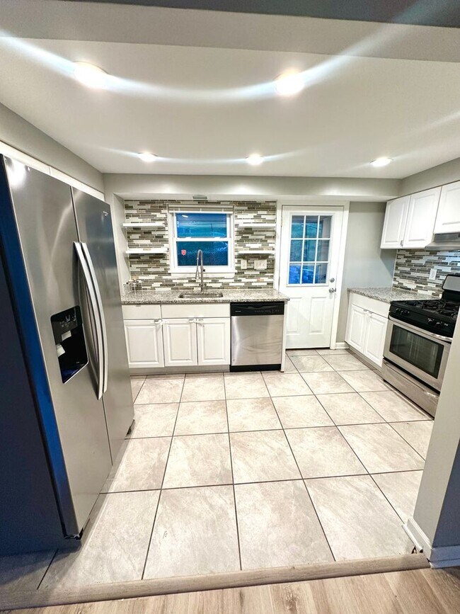 Building Photo - Updated 2 Bed, 1 Bath Home w/ Bonus Room i...