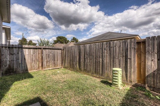 Building Photo - 10606 Pine Landing Dr
