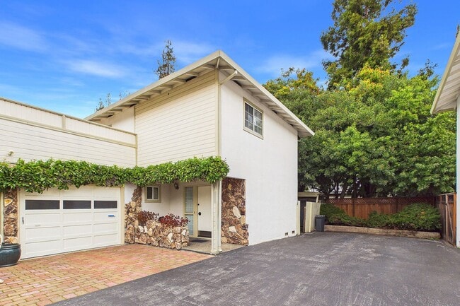 Building Photo - 1333 Regent St