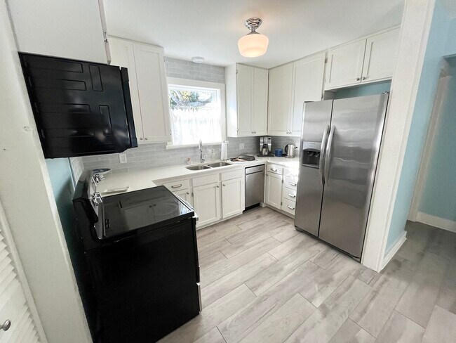 Building Photo - 3012 Avenue O 1/2