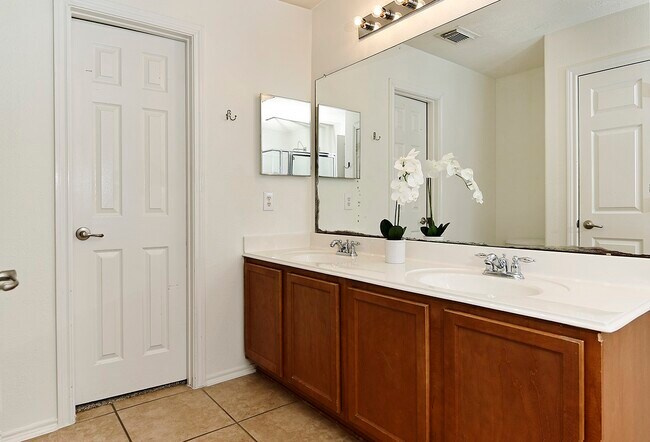 Building Photo - 51 Wickerdale Pl