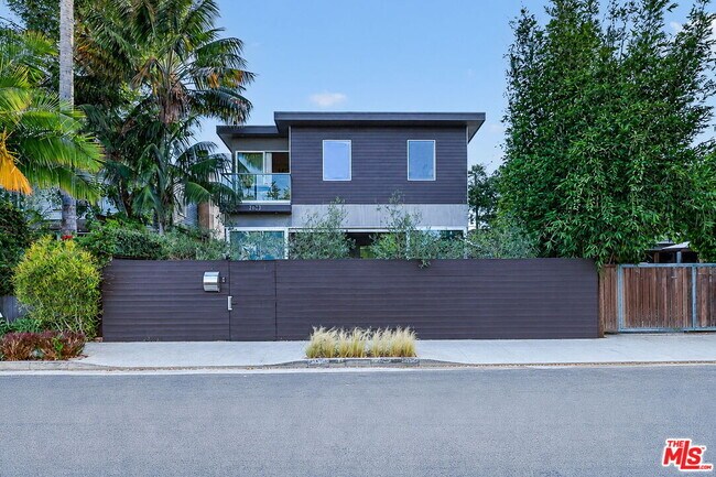 Building Photo - 2425 Clement Ave