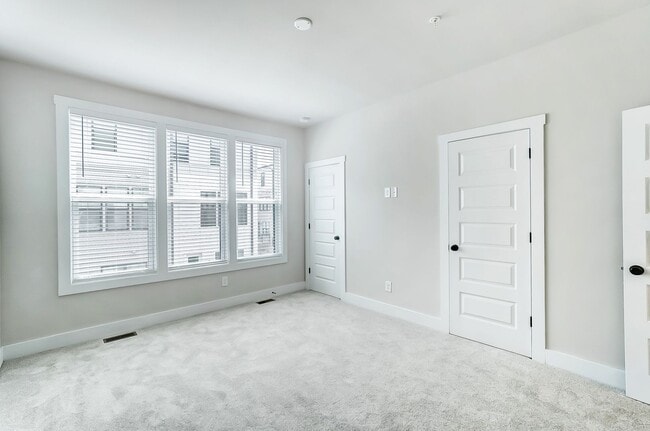 Building Photo - 3 Bedroom Townhome minutes from South End!