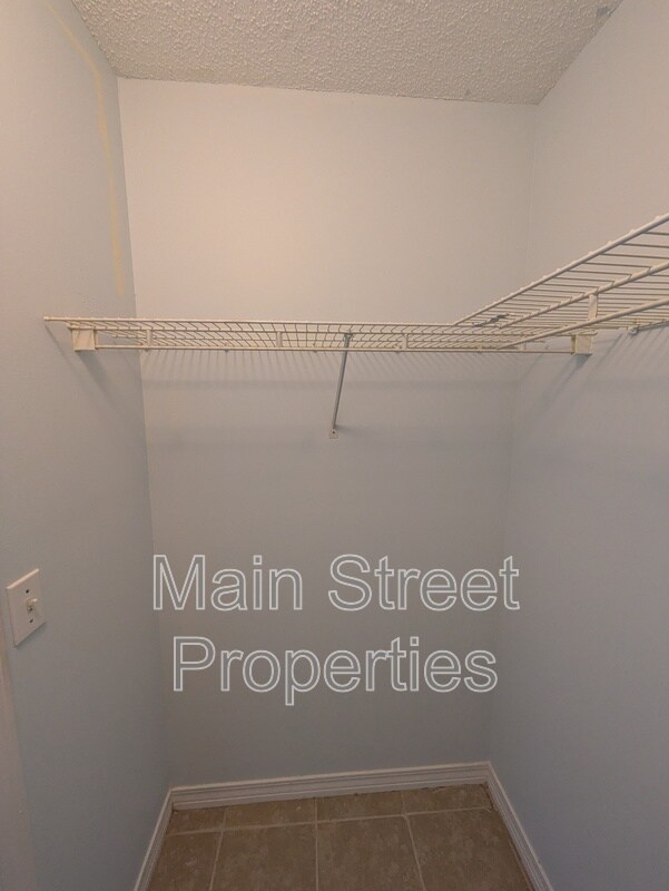 Building Photo - 3359 Green Briar Cir