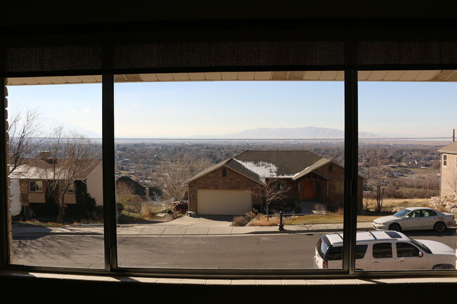 Building Photo - Lovely Home With Incredible Views.