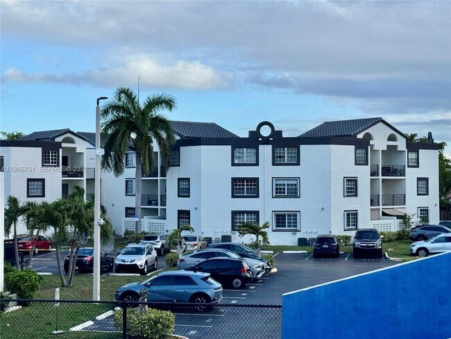 Building Photo - 9731 Fontainebleau Blvd