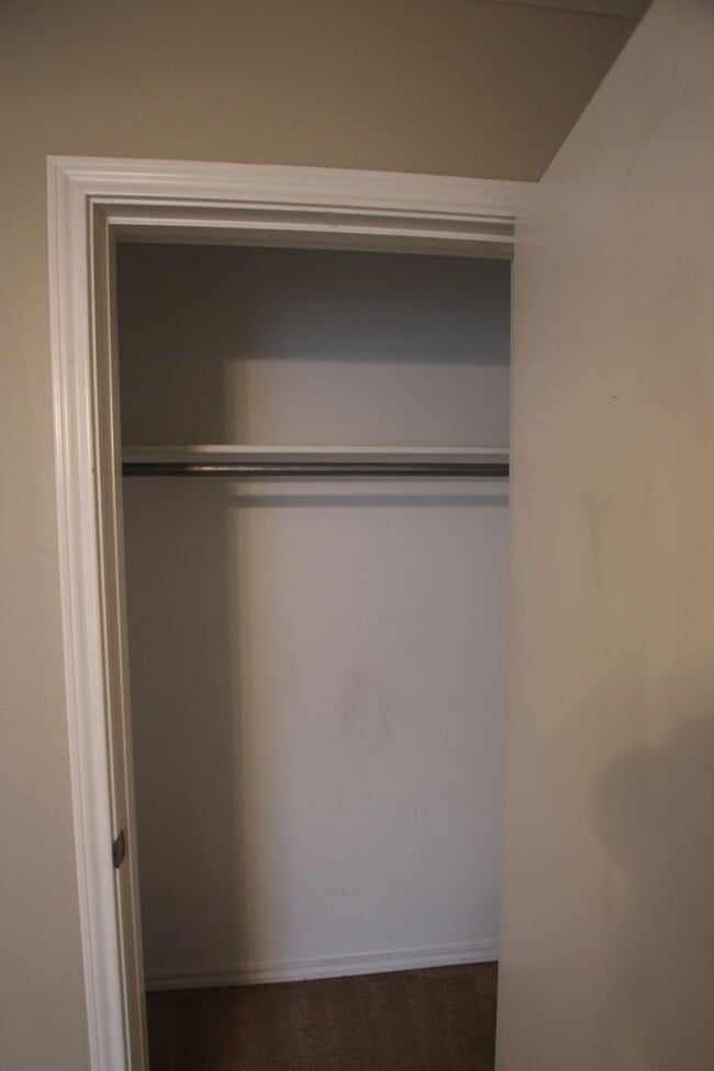 Building Photo - Available! Beautiful 3 bedroom 2 bathroom ...