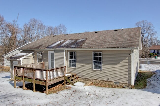 Building Photo - Cozy 3 bd 2 bath in the heart of Clarksville.  Fresh paint and Flooring!
