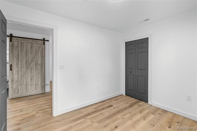 Building Photo - 1445 N Seymour Rd