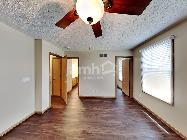 Building Photo - 2649 Cross Creek Ave