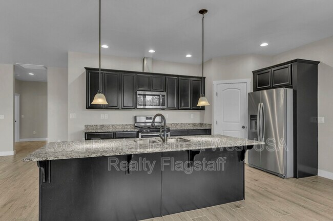 Building Photo - 781 N Forest View Dr