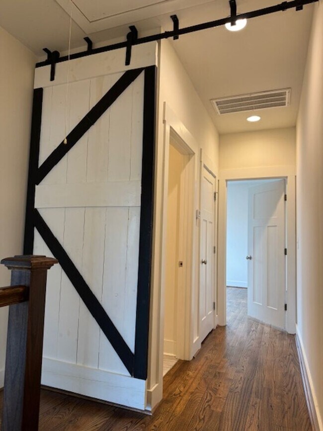 Building Photo - Coming Soon! Nice townhome in convenient East Nashville location!