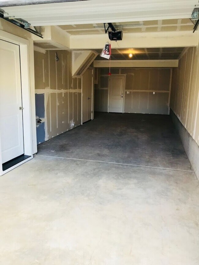 Building Photo - Townhouse Charmer in River Terrace Neighborhood!