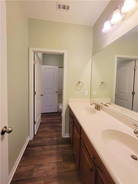 Building Photo - 4601 Rolling Water Dr