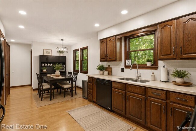 Building Photo - 6218 Sturgeon Creek Pkwy