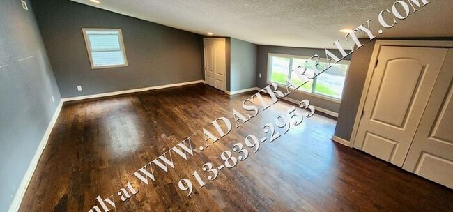Building Photo - Nice Updated 3 Bed, 1 Bath in KCK-Availabl...