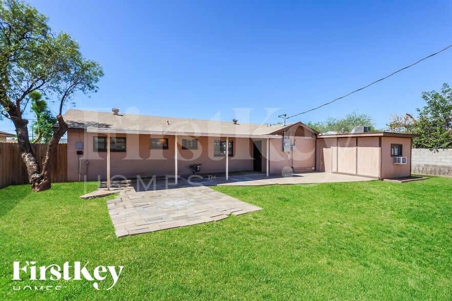 Building Photo - 2118 W Montebello Ave