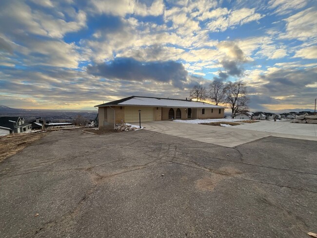 Building Photo - 4 bedroom 3 1/2 bath home 2 car garage