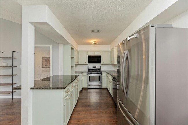 Building Photo - 801 E 3rd St