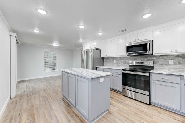 Building Photo - Available NOW!!!! Beautiful 1 story, 3 bedroom, 2 bath home.This is exactly what you have been lo...