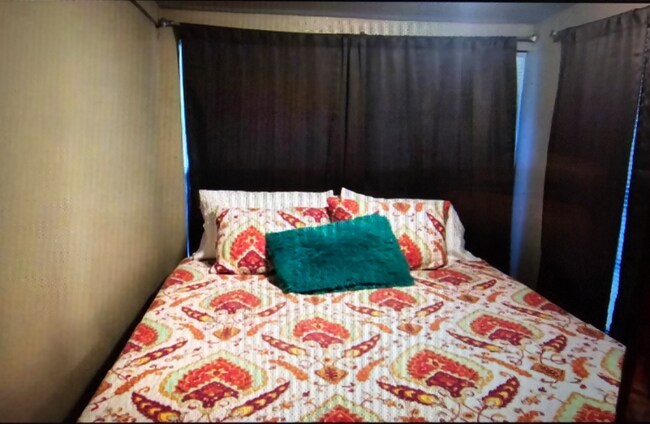 Building Photo - 631 N Van Buren Ave